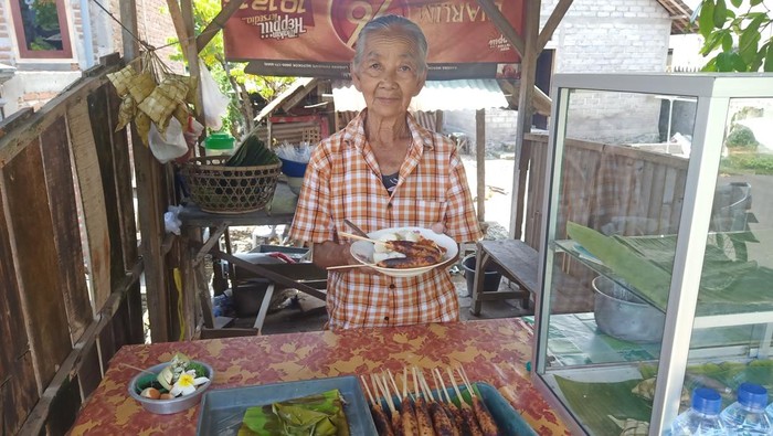 Warung sate lilit Mek Rame di Jalan Danau Sentani, Kelurahan Lelateng, Kecamatan Negara, Kabupaten Jembrana, Bali, Sabtu (12/11/2022). (I Putu Adi Budiastrawan/detikBali).