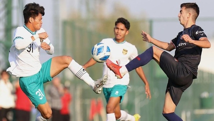 Winger PSM Makassar Dzaky Asraf di Timnas Indonesia U-20 pada laga uji coba saat pemusatan latihan di Turki.