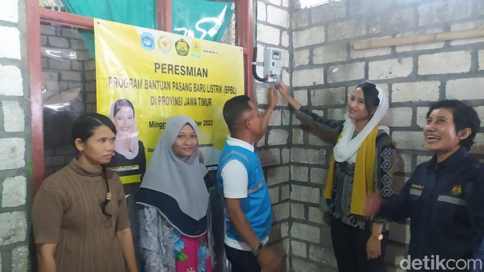 Sebanyak 551 rumah tangga di Lamongan mendapat instalasi listrik gratis melalui Program Bantuan Pasang Baru Listrik (BPBL). Mereka merupakan bagian dari 80 ribu rumah tangga se-Indonesia yang jadi target.
