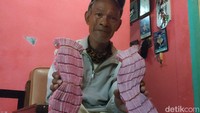Abah Empit mengaku memiliki 10 rumus dalam bermain permainan mesin arcade. Rumus-rumus tersebut dikumpulkannya melalui proses eksperimen dan uji coba dalam waktu bertahun-tahun. (Foto: Hakim Ghani/detikJabar)