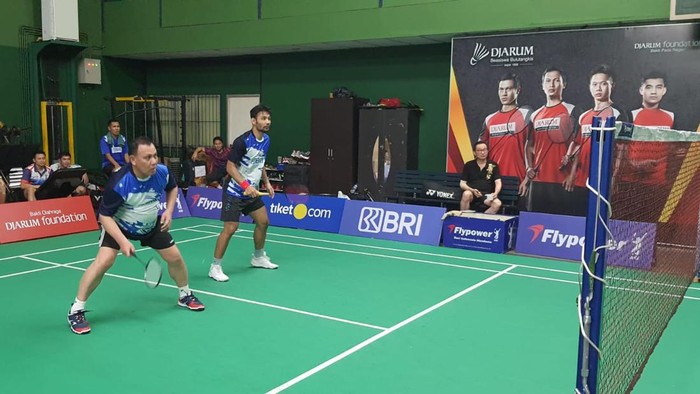 Aksi Ketua KPK Firli Bahuri Tanding Bulutangkis Kalahkan Legenda