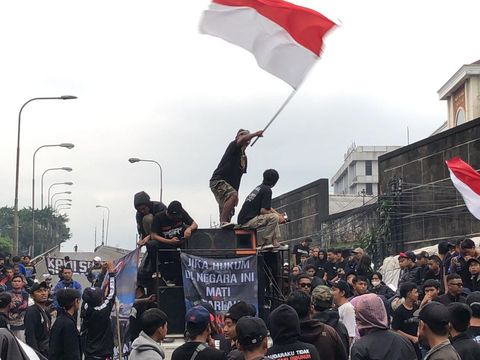 Aksi ratusan massa blokade fly over tuntut keadilan bagi korban Tragedi Kanjuruhan