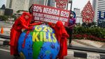 Aksi Teatrikal Kritik G20 di Bundaran HI