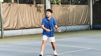 Melalui unggahan Instagramnya, Omesh mengaku belakangan ini tengah menyukai tenis. Hobinya ini bermula ketika ia melihat beberapa kerabatnya juga menyukai olahraga tersebut. (Instagram @omeshomesh)