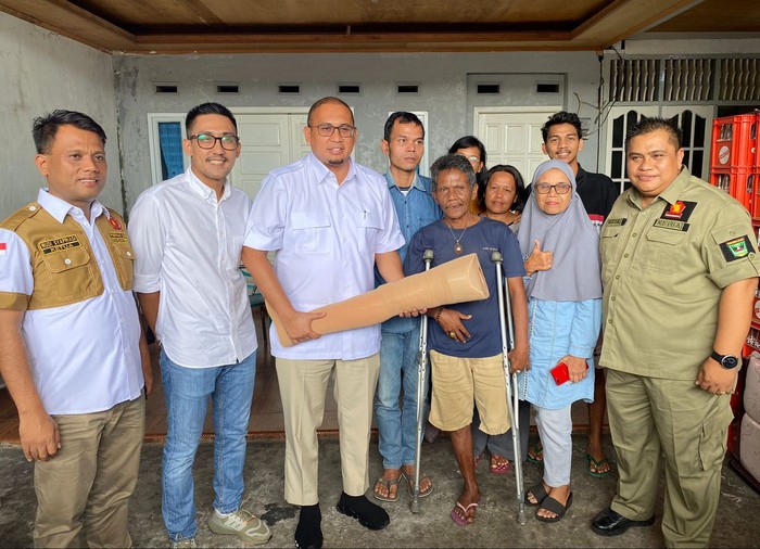 Andre Rosiade Berikan Kaki Palsu untuk Warga Batang Arau