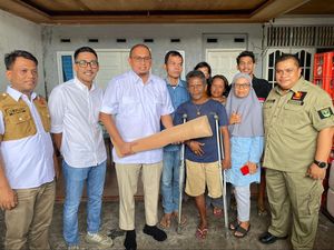 Andre Rosiade Berikan Kaki Palsu untuk Warga Batang Arau Padang
