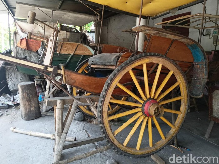 Dokar atau delman merupakan alat transportasi zaman dulu, sebelum kendaraan bermotor menjamur. Kini, dokar sudah jarang ditemui.