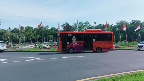 Bus listrik yang sedang beroperasi di kawasan ITDC, Badung, Bali, Minggu (13/11/2022). Bus listrik siap antar jemput tamu menghadiri sejumlah kegiatan KTT G20.