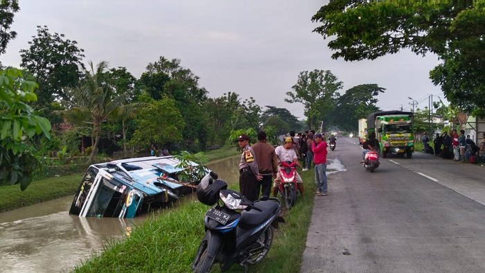 Bus tercebur sungai di Kecamatan Gubug, Grobogan, Minggu (13/11/2022) dini hari.