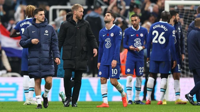 NEWCASTLE UPON TYNE, ENGLAND - NOVEMBER 12:  Dejected players of Chelsea at full time during the Premier League match between Newcastle United and Chelsea FC at St. James Park on November 12, 2022 in Newcastle upon Tyne, United Kingdom. (Photo by Robbie Jay Barratt - AMA/Getty Images)
