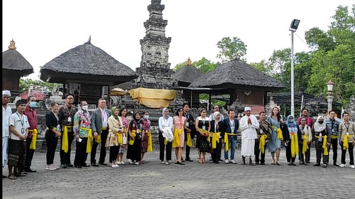 Delegasi dari empat negara mengunjungi destinasi Pura Dalem Sakenan dan TCEC di Pulau Serangan, Kota Denpasar, Bali, Minggu (13/11/2022). Foto: I Wayan Sui Suadnyana