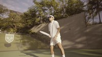 Deddy Mahendra Desta atau yang lebih dikenal dengan nama Desta mengaku menyukai tenis sejak lama. Kegemarannya terhadap tenis ini bahkan membuat Desta berlatih hingga ke Jepang bersama pelatih asal negeri Sakura tersebut. (Instagram @desta80s)