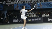 Enzy Storia mengenakan seragam pakaian tenis dan melengkapi hiasan rambutnya dengan dikepang.  Foto: Noel/detikHOT