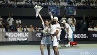 Saat selebrasi, Dion Wiyoko memboyong anak perempuannya masuk ke lapangan tenis bersama dengan Enzy Storia yang memegang karangan bunga. Foto: Noel/detikHOT