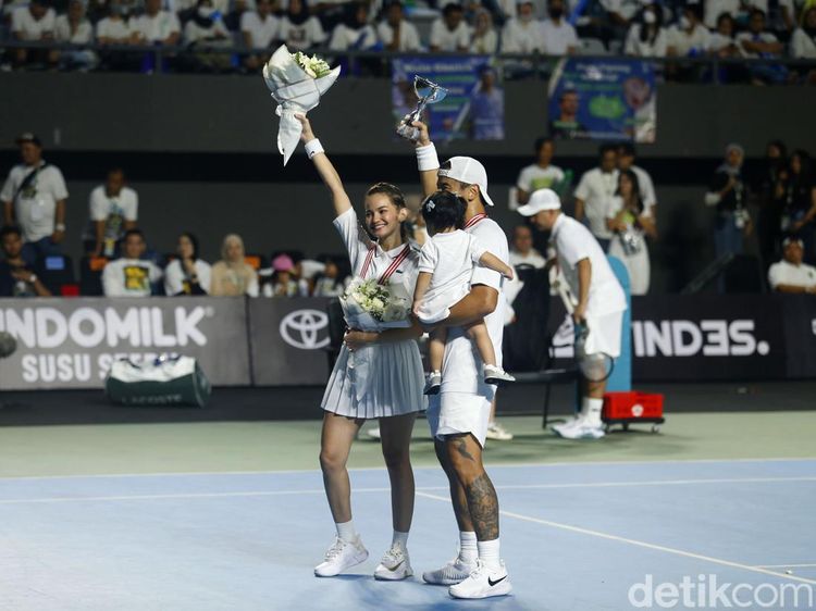 Dion Wiyoko Boyong Anak Usai Menang Lawan Gading Marten-Wulan Guritno