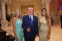 Senyum Donald Trump Jelang Putrinya Menikah, Diapit Melania Dan Mantan ...