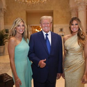 Senyum Donald Trump Jelang Putrinya Menikah, Diapit Melania dan Mantan Istri
