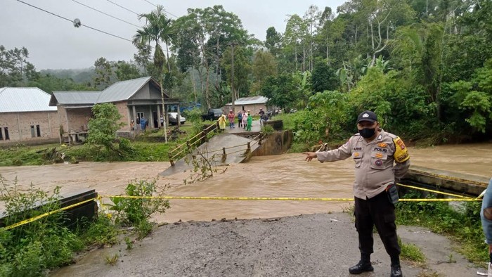 Dua jembatan di Pesisir Barat Lampung terputus karena diguyur hujan deras