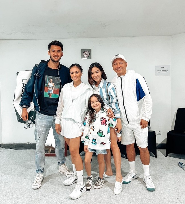 Potret kompak Wulan, Sabda dan Gading yang ditemani oleh mantan istrinya Gisele Anastasia dan putrinya Gempi. Foto: Dok. Instagram