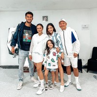 Potret kompak Wulan, Sabda dan Gading yang ditemani oleh mantan istrinya Gisele Anastasia dan putrinya Gempi. Foto: Dok. Instagram