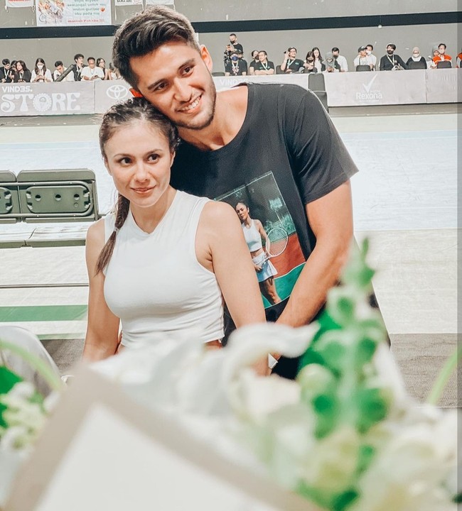 Di pertandingan yang digelar di Tenis Indoor Senayan, Jakarta, Sabtu (12/11/2022) itu, Wulan Guritno ditemani dengan sang kekasih Sabda Ahesa. Foto: Dok. Instagram