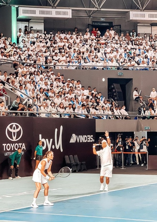 Inilah gaya Wulan Guritno di tengah lapangan. Aktris 42 tahun itu tampil mengenakan crop top putih tanpa lengan dan rok plisket mini.  Foto: Dok. Instagram