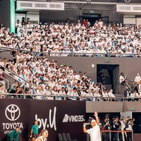 Inilah gaya Wulan Guritno di tengah lapangan. Aktris 42 tahun itu tampil mengenakan crop top putih tanpa lengan dan rok plisket mini.  Foto: Dok. Instagram