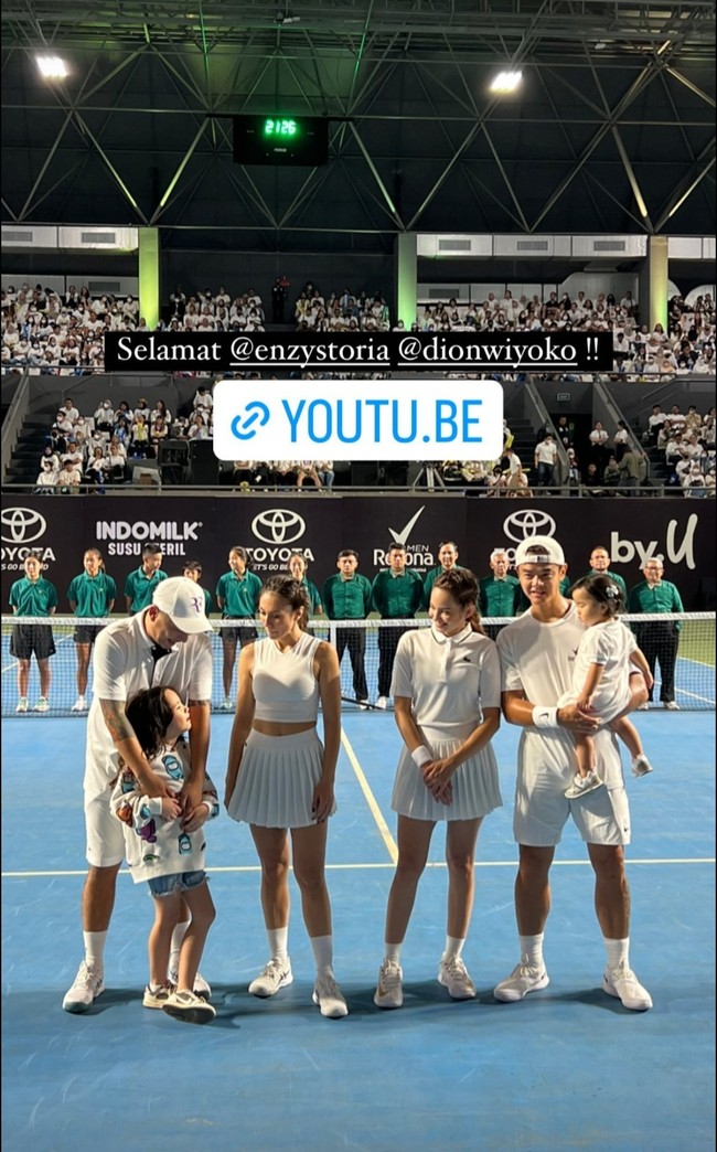 Enzy tampil bak atlet tenis. Dia mengenakan polo shirt putih dan rok plisket warna senada dengan atasannya. Foto: Dok. Instagram