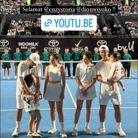 Enzy tampil bak atlet tenis. Dia mengenakan polo shirt putih dan rok plisket warna senada dengan atasannya. Foto: Dok. Instagram