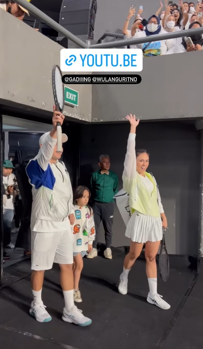 Wulan Guritno satu tim dengan Gading Marten. Inilah potret keduanya sesaat akan masuk ke lapangan. Foto: Dok. Instagram