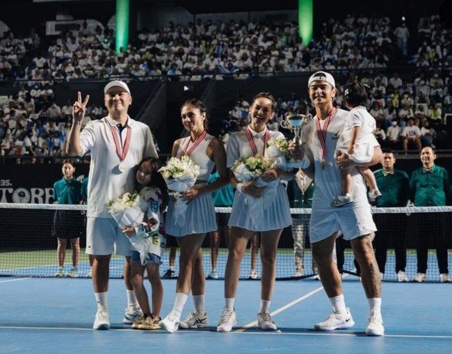 Wulan Guritno dan Enzy Storia ikut berlaga di pertandingan tenis yang digelar oleh Vindes. Dalam tajuk acara olahraga Tiba-tiba Tenis itu keduanya bersaing memperebutkan juara. Foto: Dok. Instagram