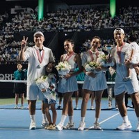 Wulan Guritno dan Enzy Storia ikut berlaga di pertandingan tenis yang digelar oleh Vindes. Dalam tajuk acara olahraga Tiba-tiba Tenis itu keduanya bersaing memperebutkan juara. Foto: Dok. Instagram
