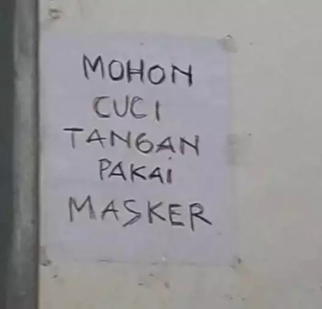 Mungkin harusnya ditambahkan tanda baca  setelah kata tangan. Kalau nggak ada tanda bacanya artinya juga jadi beda. Masa disuruh cuci tangan pakai masker? Foto: Instagram/@humorsantuy