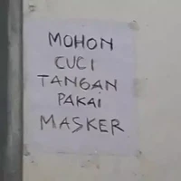 Mungkin harusnya ditambahkan tanda baca  setelah kata tangan. Kalau nggak ada tanda bacanya artinya juga jadi beda. Masa disuruh cuci tangan pakai masker? Foto: Instagram/@humorsantuy