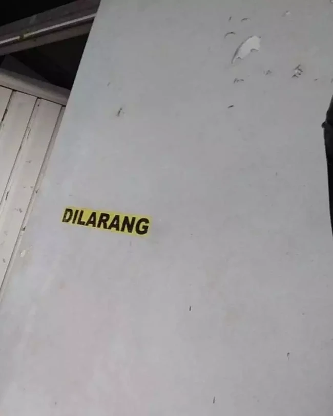 Hanya si pembuat dan Tuhan yang tahu dilarang apa. Mungkin yang lain disuruh menebak-nebak sendiri saja. Foto: Instagram/@wkwkland_real