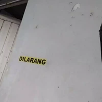 Hanya si pembuat dan Tuhan yang tahu dilarang apa. Mungkin yang lain disuruh menebak-nebak sendiri saja. Foto: Instagram/@wkwkland_real