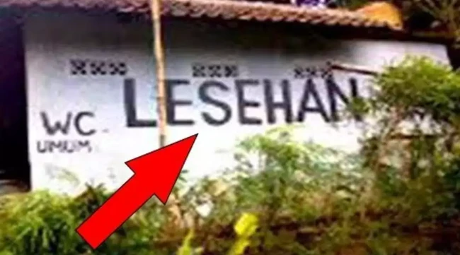 Ada lesehan di WC umum? Tulisannya sungguh bikin bingung. Kalau menurut kamu ini kira2 maksudnya apa ya? Foto: 1cak.com
