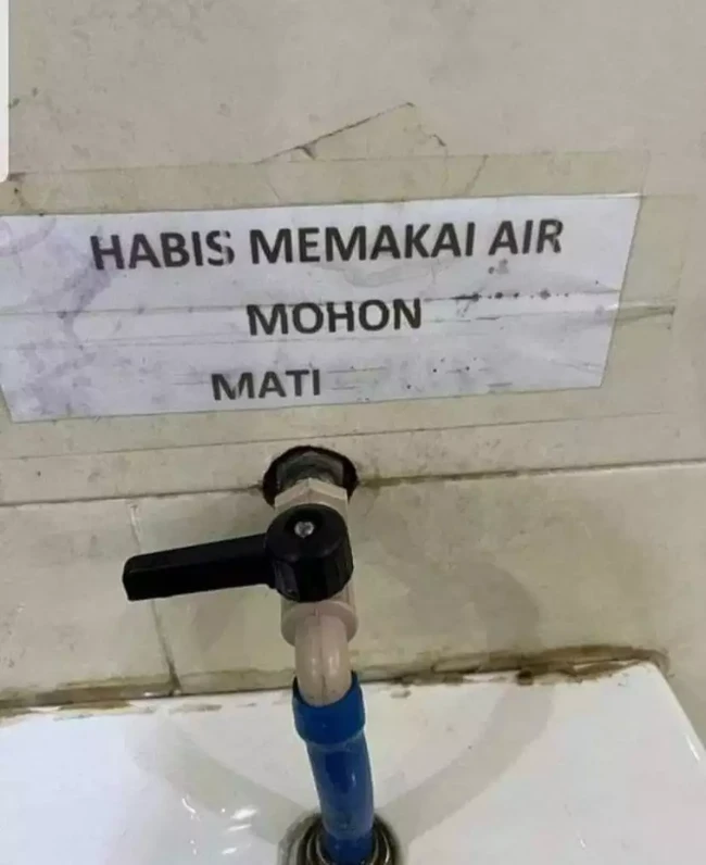 Akibat kurang huruf, tulisan di toilet umum ini jadi bernada mengerikan. Auto jadi nggak pengin pakai keran airnya deh.. Foto: Instagram/@wkwkland_real