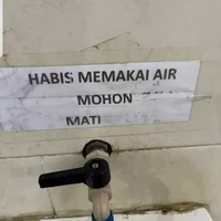 Akibat kurang huruf, tulisan di toilet umum ini jadi bernada mengerikan. Auto jadi nggak pengin pakai keran airnya deh.. Foto: Instagram/@wkwkland_real
