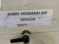 7 Pemberitahuan Nggak Jelas di Toilet Ini Nyeleneh Abis, Bikin Mikir Keras