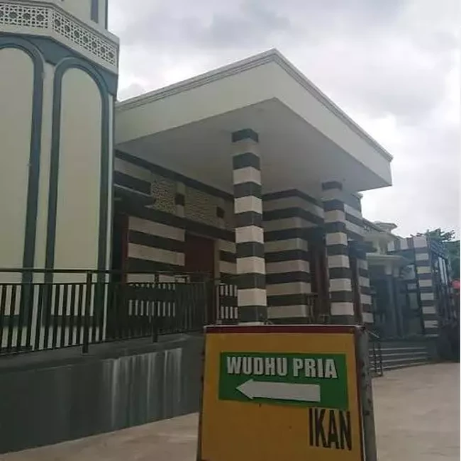 Coba tebak kira-kira kata apa yang kurang dalam pemberitahuan ini? Mungkin maksudnya kolam ikan kali yaa.. Foto: Instagram/@humorsantuy