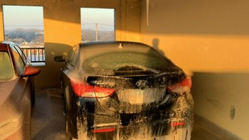 Air bocor di musim dingin jadi es. Foto: Twitter