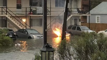 Situasi sedang banjir, malah mobilnya terbakar. Foto: Bored Panda