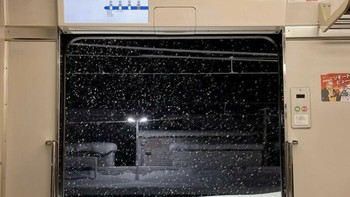 Mau keluar kereta ada salju menggunung. Foto: Bored Panda