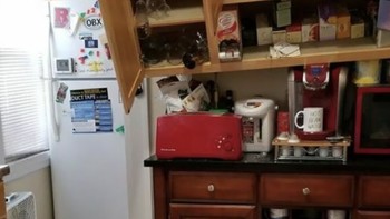 Nyaris saja ketimpa kitchen set kalau tidak ada mesin kopi yang menahannya. Foto: Bored Panda