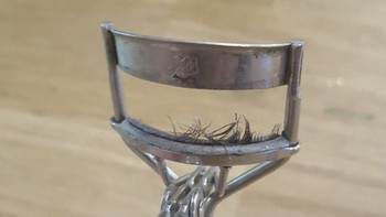 Sehari jelang pernikahan, bulu mata malah tertarik semua. Foto: Bored Panda