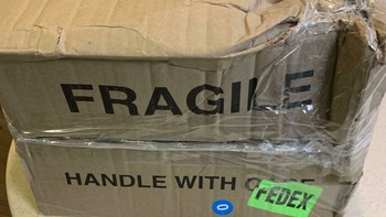 Sudah jelas ada tulisan barang rentan, malah diperlakukan sembarangan. Foto: Bored Panda