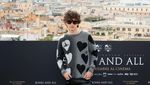 Gaya Timothee Chalamet Pakai Kalung Mutiara
