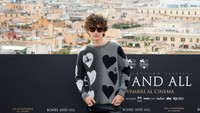 Tapi Timothée Chalamet memadukannya dengan kalung mutiara dan kacamata hitam.  Foto: WireImage/Franco Origlia
