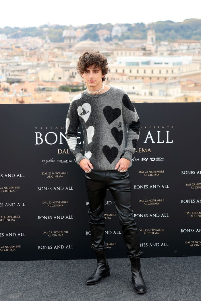 Gaya Timothée Chalamet Pakai Kalung Mutiara ROME, ITALY - NOVEMBER 12: Timothée Chalamet attends the